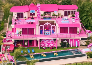 Fotók: ezt az igazi, életnagyságú Barbie-házat most bárki kibérelheti