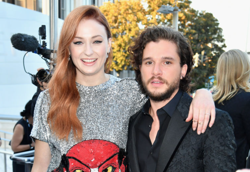 Sophie Turner elárulta: ilyen volt Kit Haringtonnal csókolózni – videó