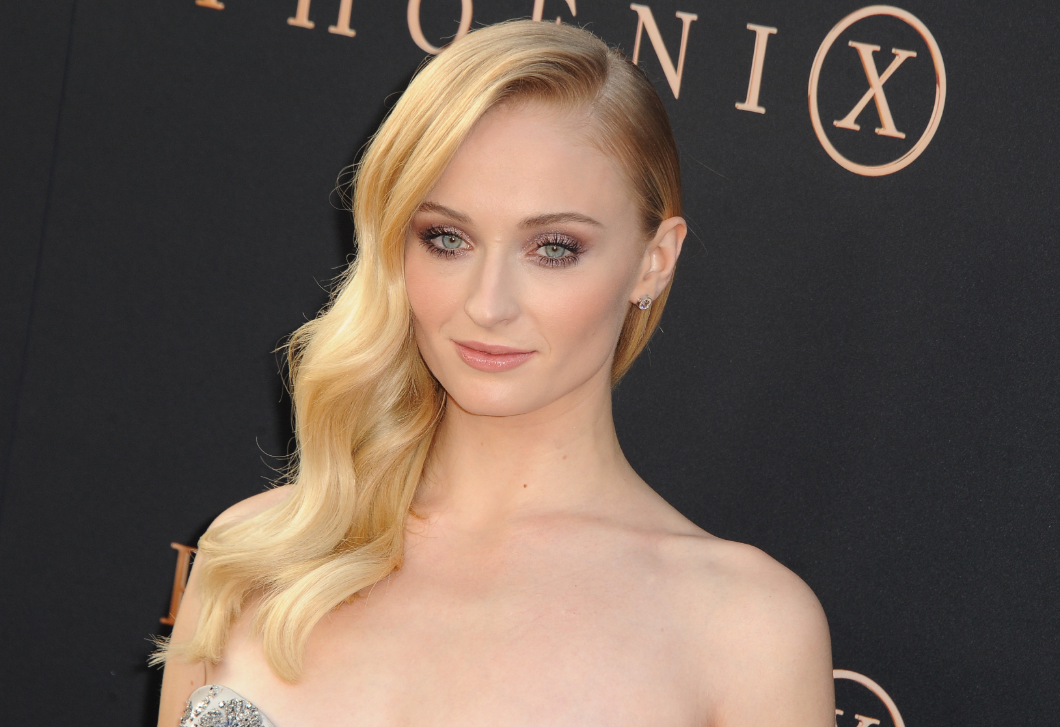 Csillogás, diszkógömbök és egy új korszak kezdete: Ilyen volt Sophie Turner 30. születésnapi bulija
