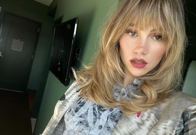 Suki Waterhouse merész nappaliját akarja most mindenki 