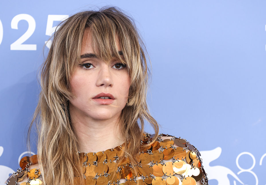 Suki Waterhouse merész szettben jelent meg a Velencei Filmfesztiválon, főkép