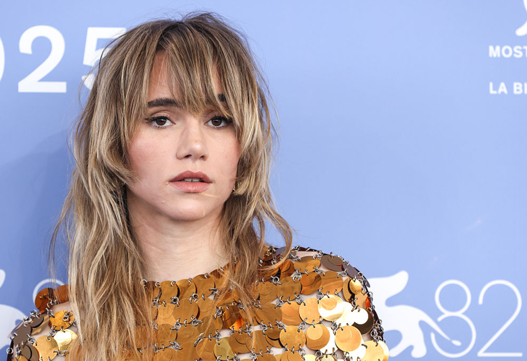 Suki Waterhouse merész szettben jelent meg a Velencei Filmfesztiválon