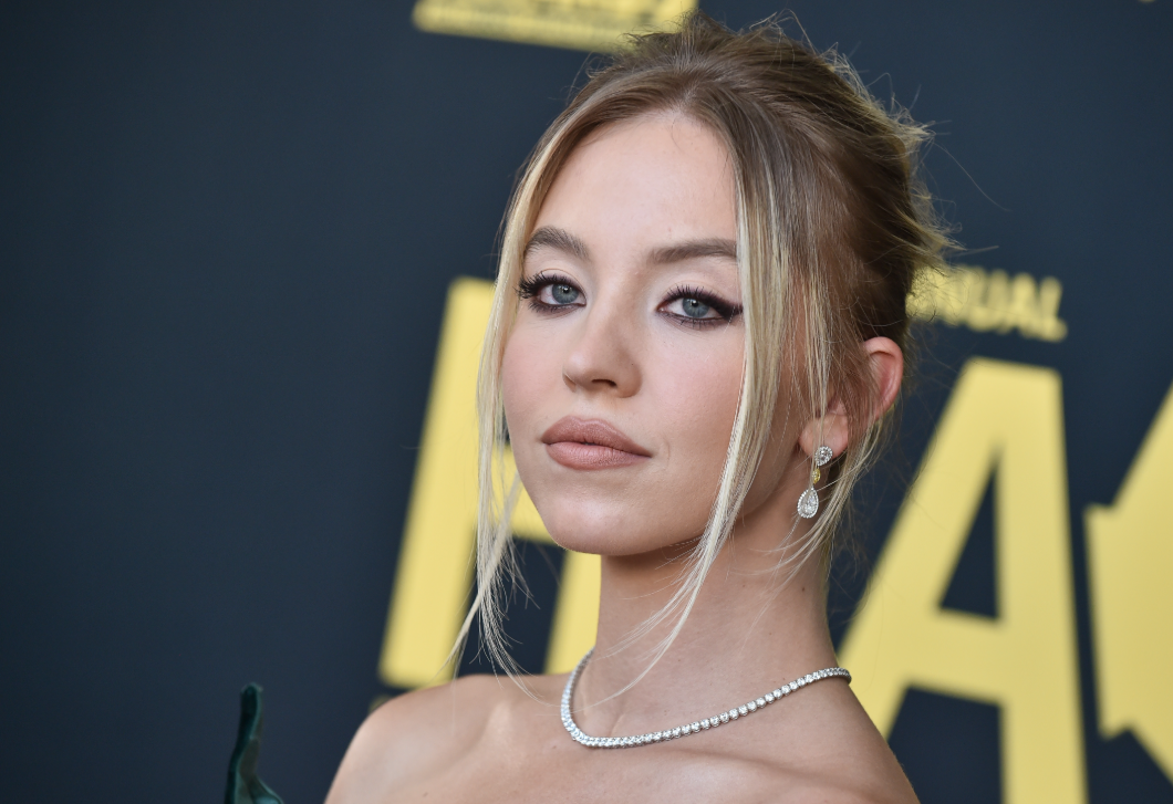 Sydney Sweeney áttetsző Armaniban borzolta a kedélyeket Velencében