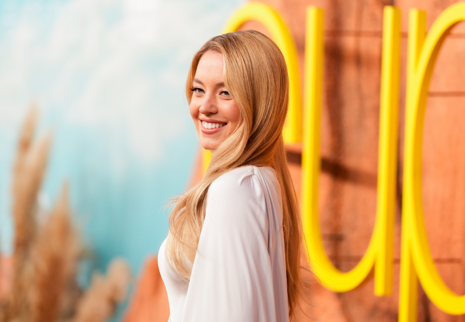 Sydney Sweeney fehér, uszályos ruhája egyszerűen mesés, mindenki őt nézte, főkép