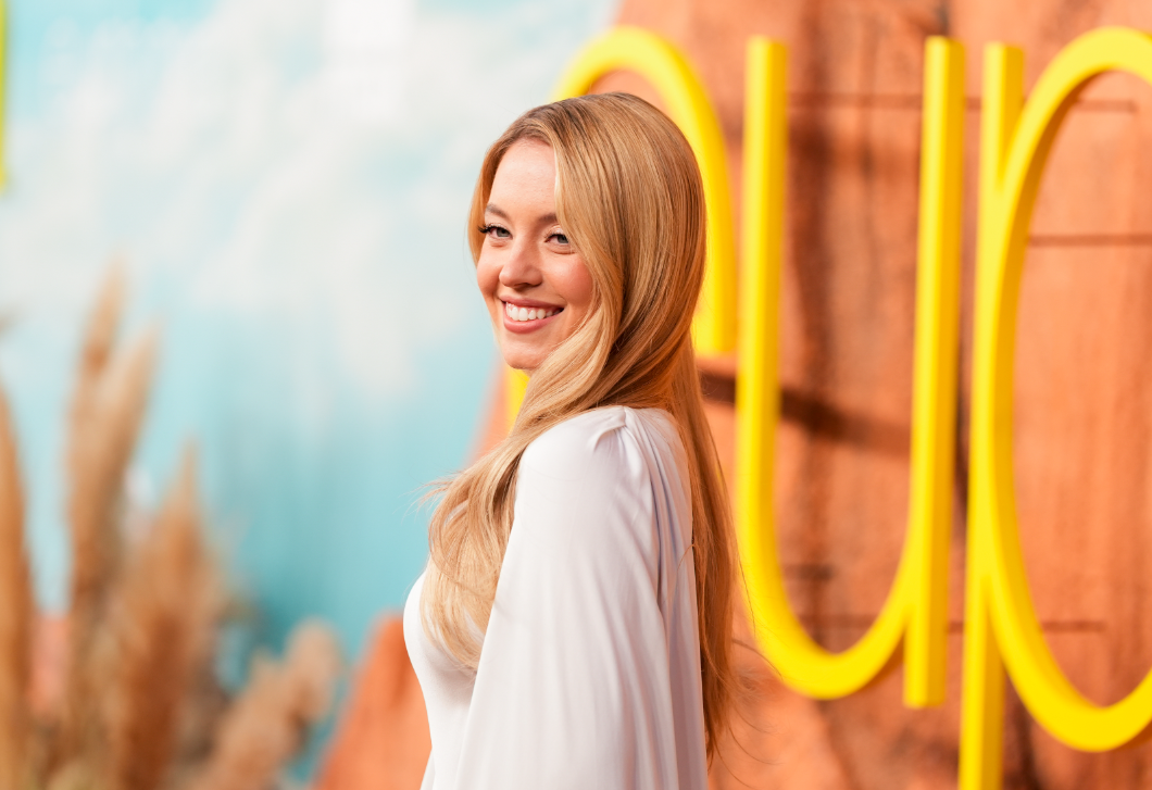 Sydney Sweeney fehér, uszályos ruhája egyszerűen mesés, mindenki őt nézte