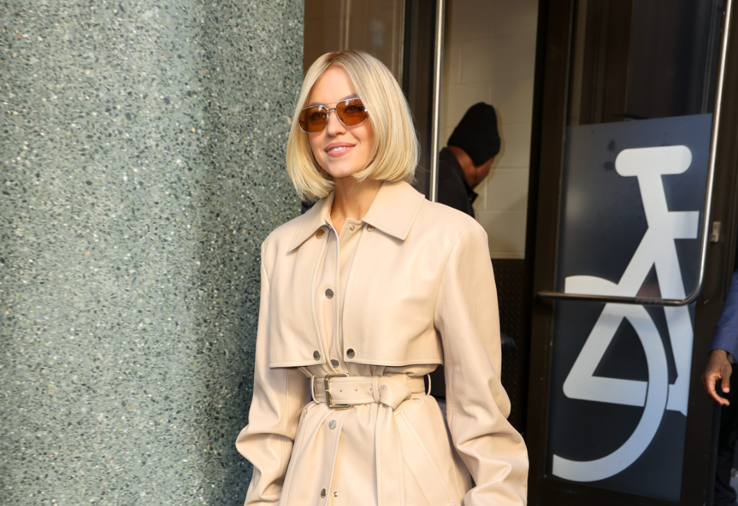 Sydney Sweeney nadrág nélküli kabátruhájáról beszél most mindenki – New Yorkban csípték el