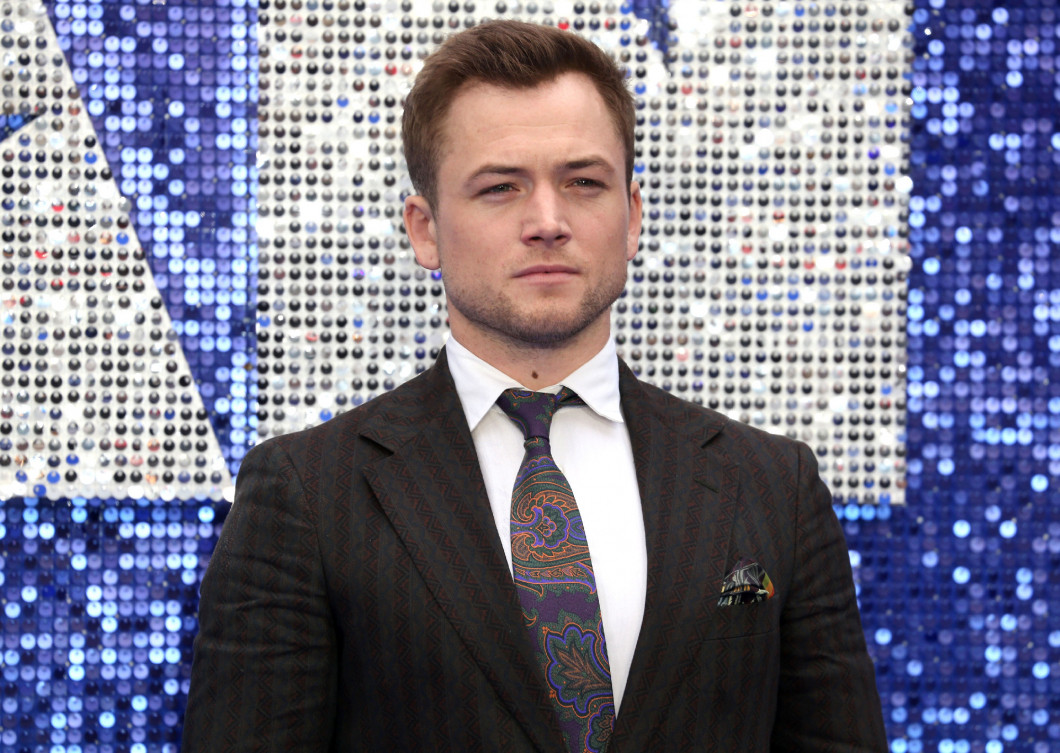 Vérfagyasztó pillanatok: előadás közben esett össze Taron Egerton