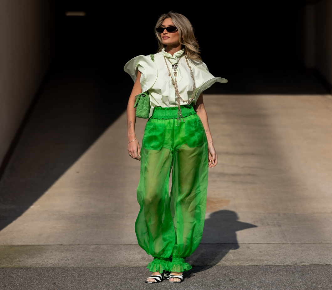 Ez a bizarr nadrágtrend ütheti ki a farmert idén – régen alsóneműként viselték