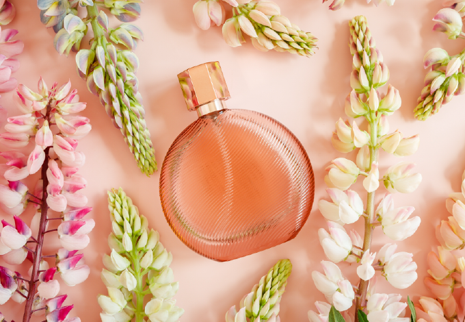 Az 5 legjobb tavaszi virágos parfüm, amit ki kell próbálnod