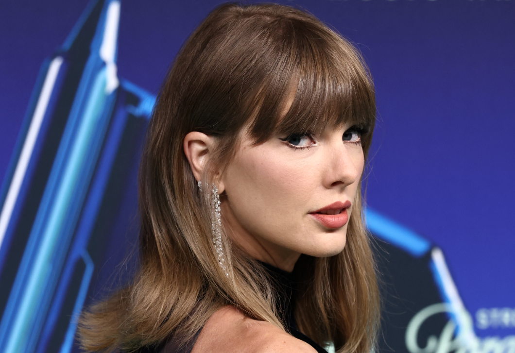 Taylor Swift megmutatta merészebb oldalát: a végzet asszonyaként érkezett az idei MTV-gálára