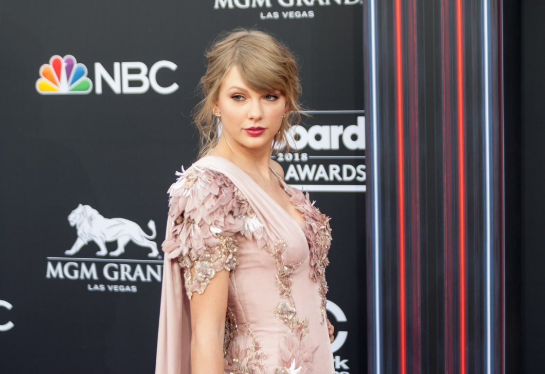 Taylor Swifték meglepőt kértek az esküvői vendégeiktől, ez tényleg nagyon szokatlan
