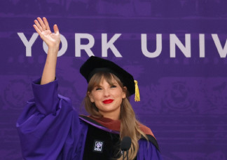 Taylor Swift lediplomázott, doktori címet kapott