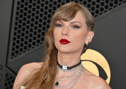 Taylor Swift horgolt ruháját akarja mindenki, ettől olyan különleges