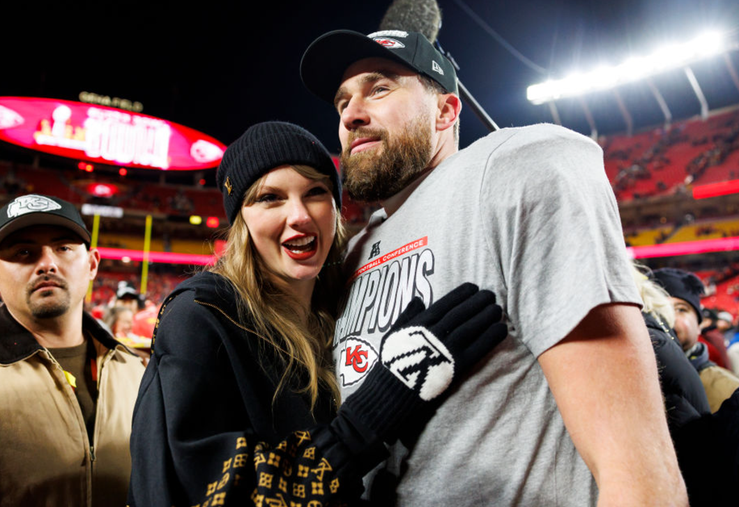 Mindenki a gyűrűt bámulta: Taylor Swift és Travis Kelce először jelentek meg nyilvánosan az eljegyzésük óta