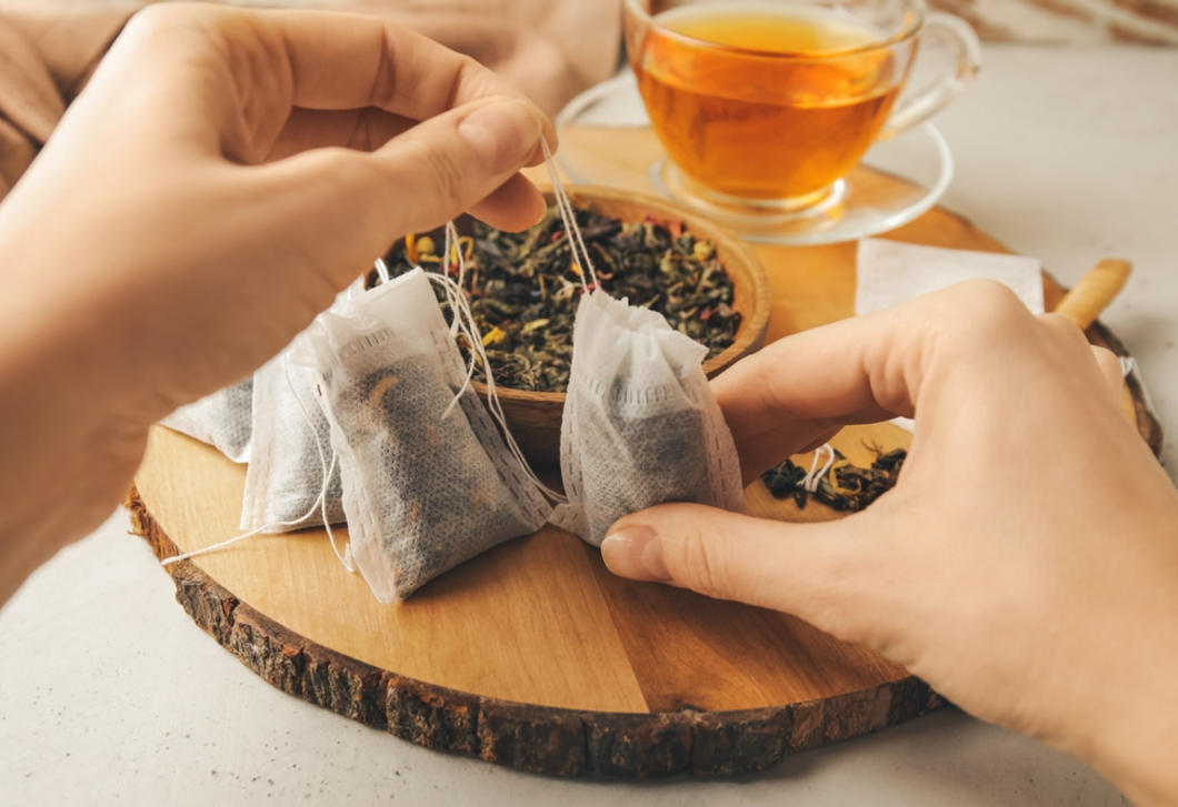 Őrület, itt a tea trükk, amivel percek alatt megszabadulhatsz a szem alatti karikáktól