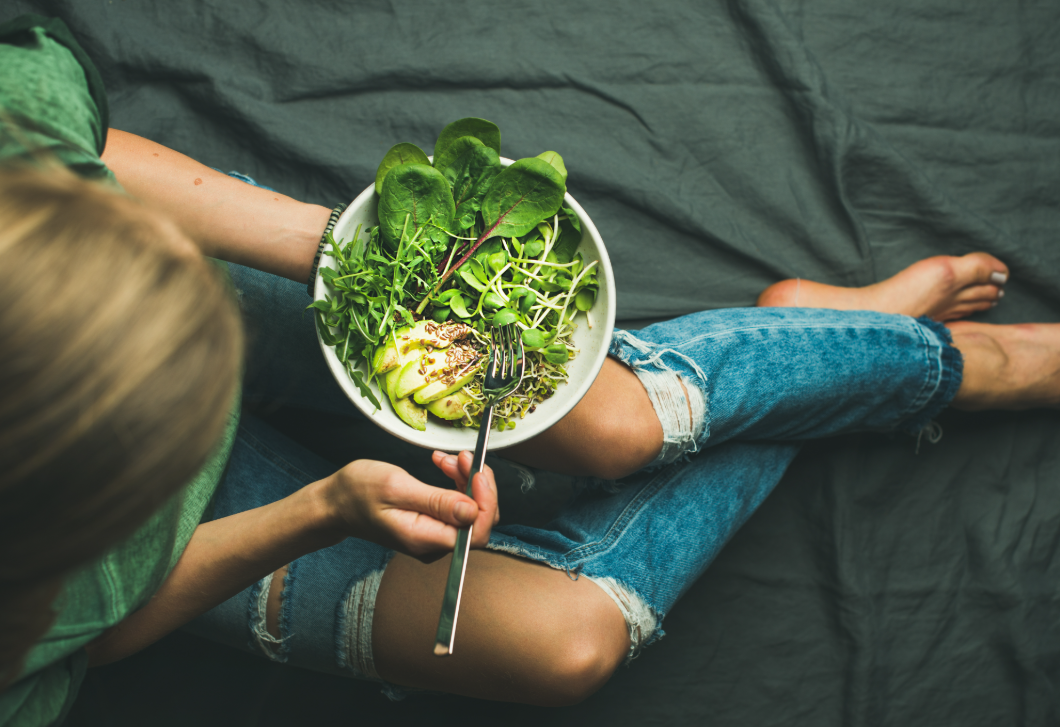 Milyen ételek segíthetnek megőrizni a haj természetes színét?