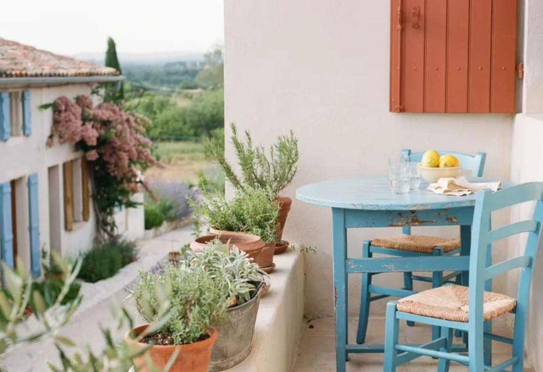 Provence a saját teraszodon? Ezt az 5 részletet ajánlják a tervezők – és egyik sem a levendula