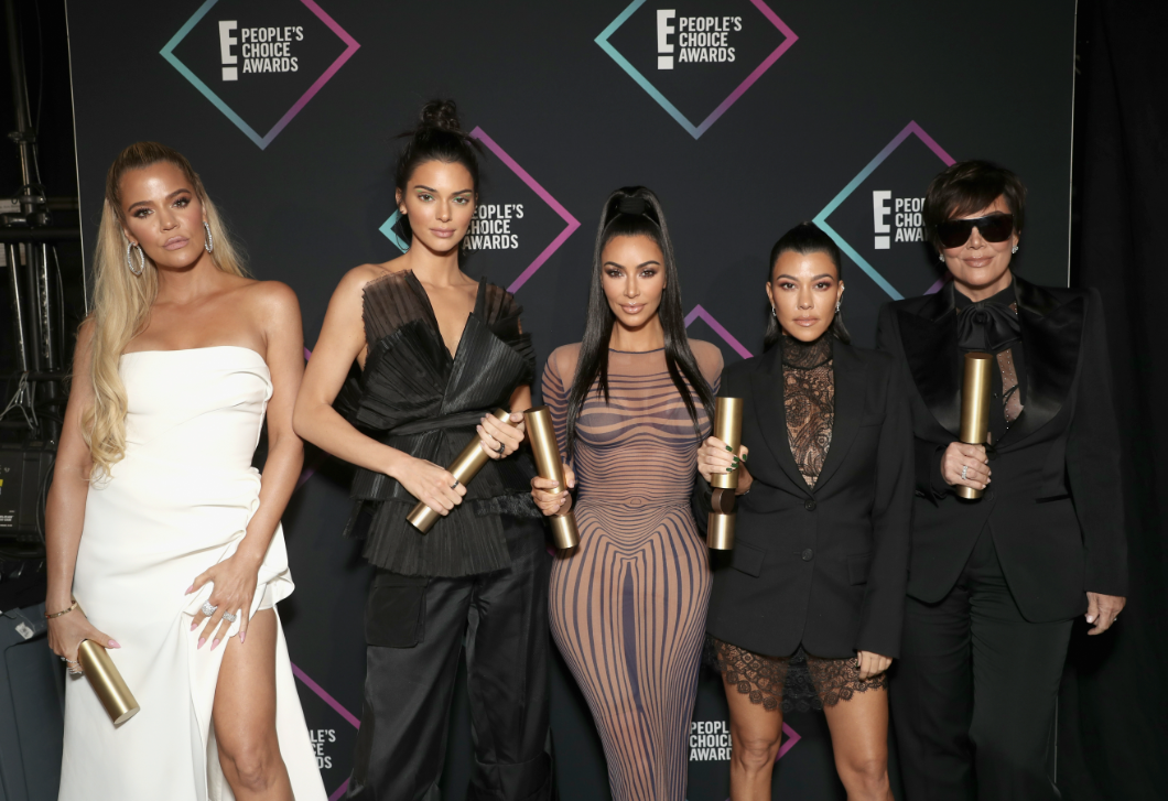 The Kardashians – Kendall Jenner a szüzességéről vallott, Kim Kardashian drámai hírt közölt az egészségéről