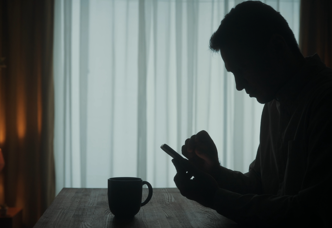 5 figyelmeztető jel, hogy a partnered üzenetei toxikussá váltak