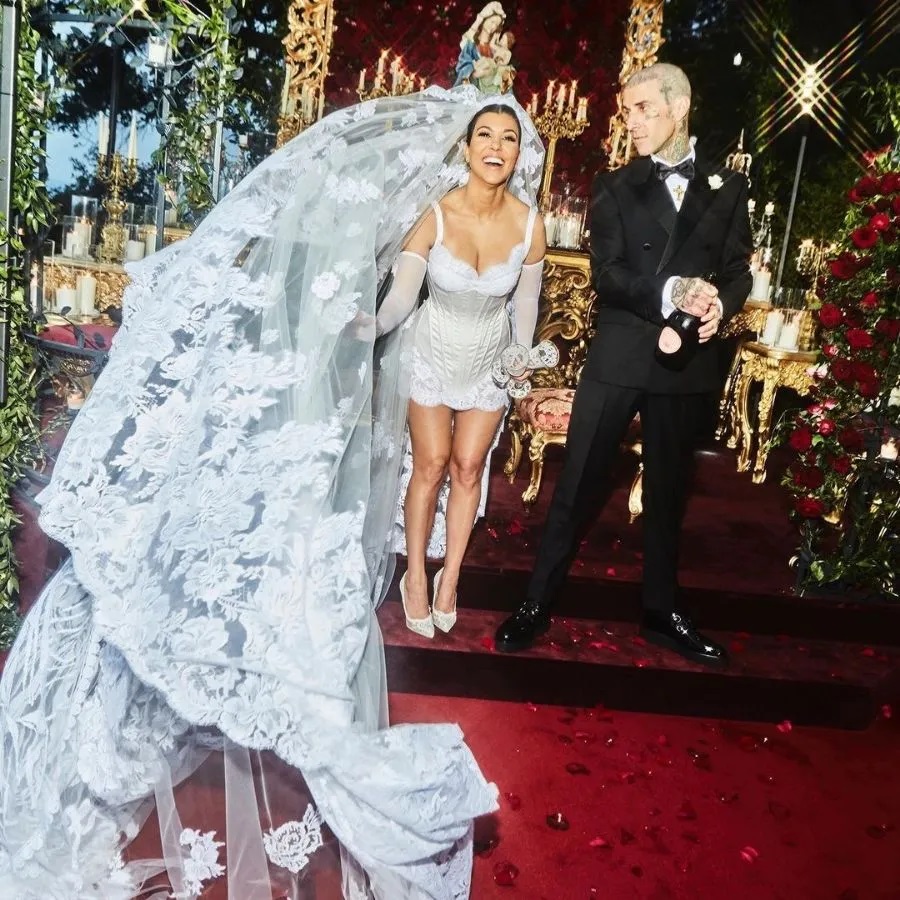 Kourtney Kardashian menyasszonyi ruhájáról beszél ma mindenki