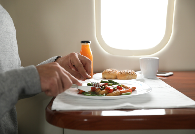 Az étel, amit soha ne vigyél fel a repülőre a stewardessek szerint