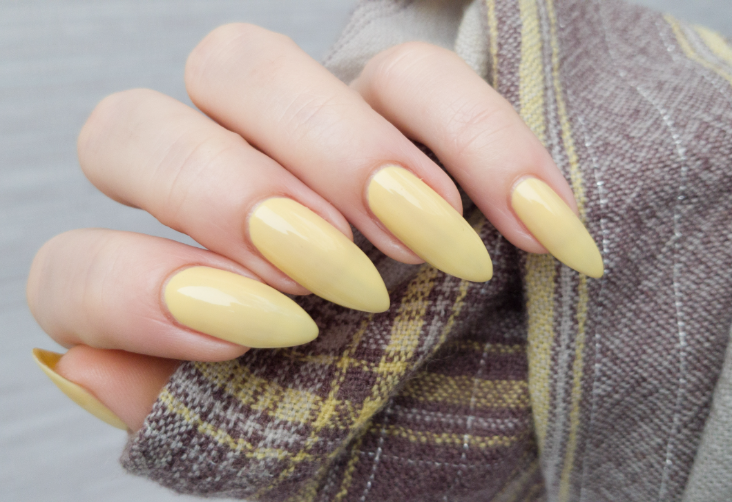Elég volt a nude körmökből? A vajsárga manikűr sokféle formában hódít idén tavasszal