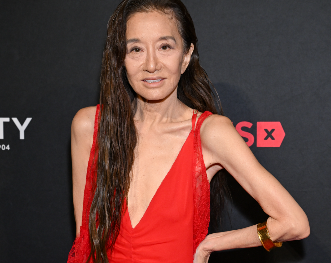 A 76 éves Vera Wang egy merész piros ruhában tündökölt