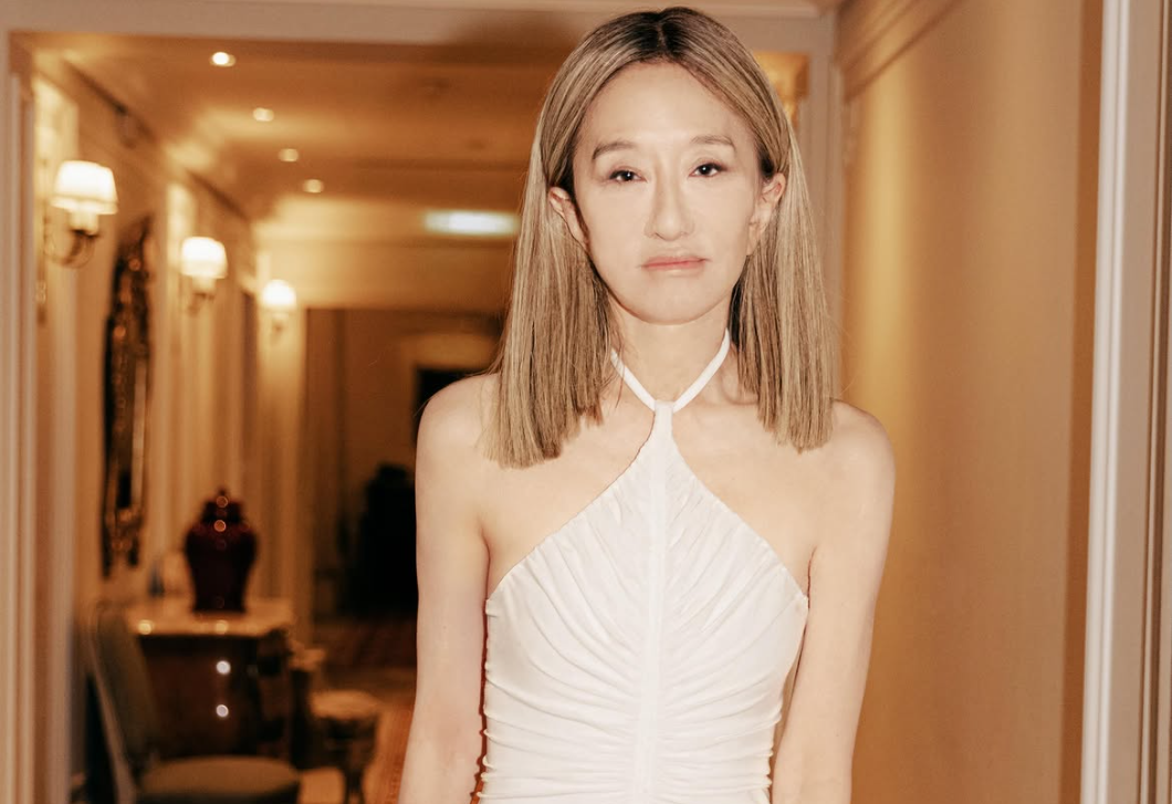 Vera Wang 77 évesen is ragyog: szőke frizurával és fehér ruhában ünnepelte a születésnapját