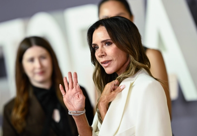 Szenvedélyes és magabiztos: Victoria Beckham ebben skarlátvörös ruhában ...