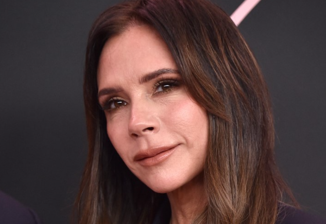Victoria Beckham könyvespolca magasabbnak láttatja a szobát – pedig csak egy dolgot csináltak másképp