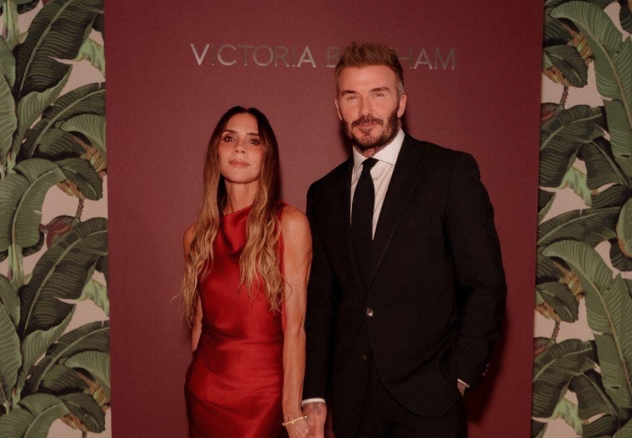 Victoria Beckham ebben vörös szaténruhában ünnepelte karrierje újabb mérföldkövét, mindenki őt nézte