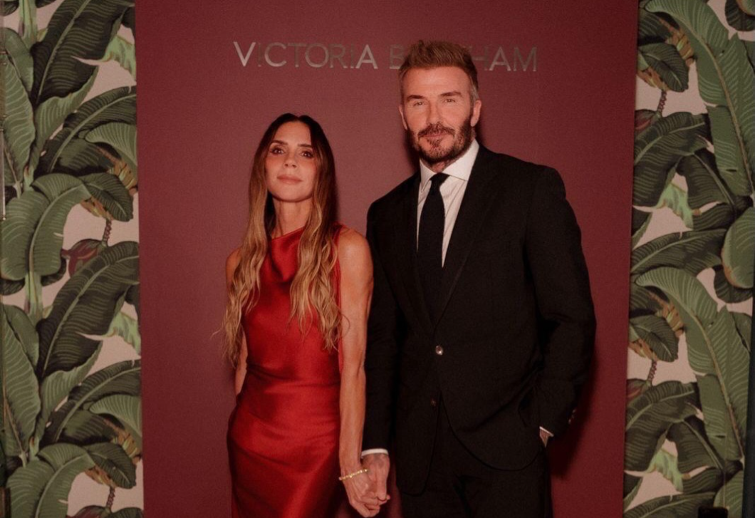 Victoria Beckham ebben vörös szaténruhában ünnepelte karrierje újabb mérföldkövét, mindenki őt nézte