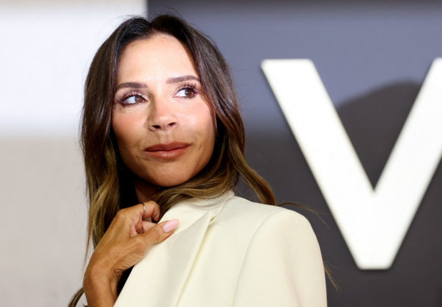 Victoria Beckham otthoni könyvespolca – zseniális tárolási trükk kis terekbe, főkép