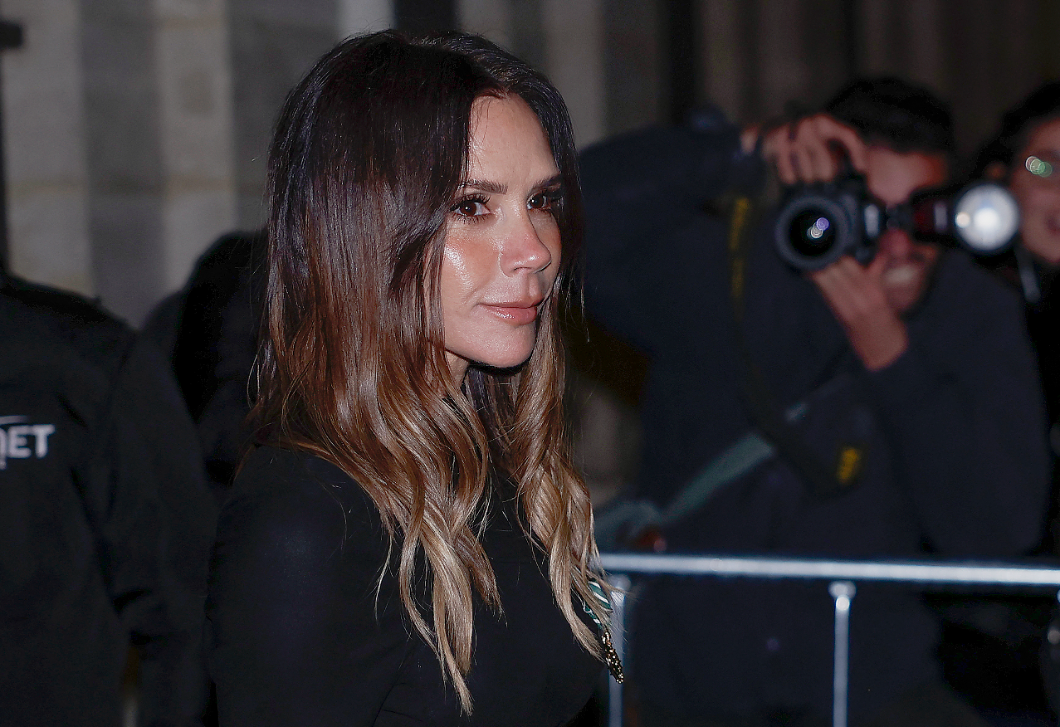 Victoria Beckham bebizonyította, hogy a fekete ruha nyáron is jó választás