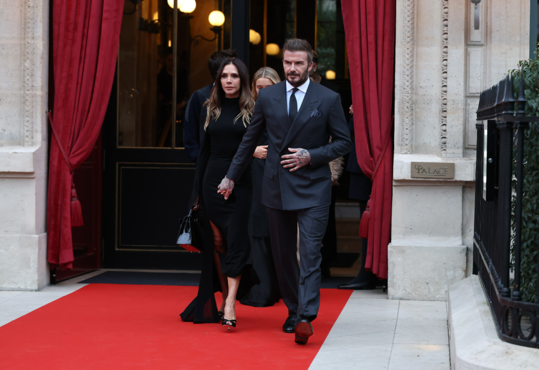 Szenvedélyes és magabiztos: Victoria Beckham ebben skarlátvörös ruhában ünnepelte a Valentin-napot