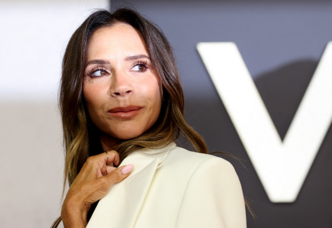 Victoria Beckham otthoni könyvespolca – zseniális tárolási trükk kis terekbe