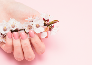 A cherry blossom manikűr a legnépszerűbb 2024 tavaszán 