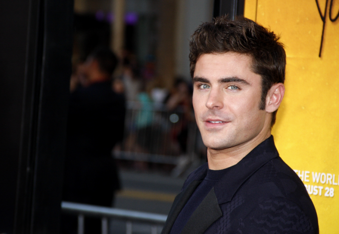 Videó: Zac Efron már szinte egyáltalán nem tudja mozgatni az arcát, megdöbbentek a rajongók