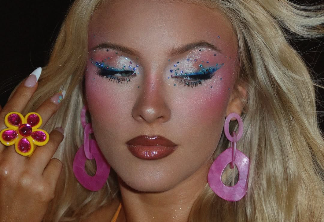 Mindenki erre a sminkre vágyik most – modern és nosztalgikus egyben