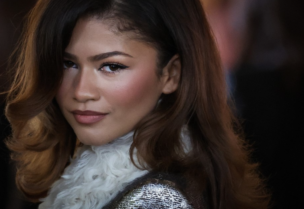 Zendaya nappalijában ez az egyetlen bútor viszi a show-t – a zöld kanapé, ami most trendet indított