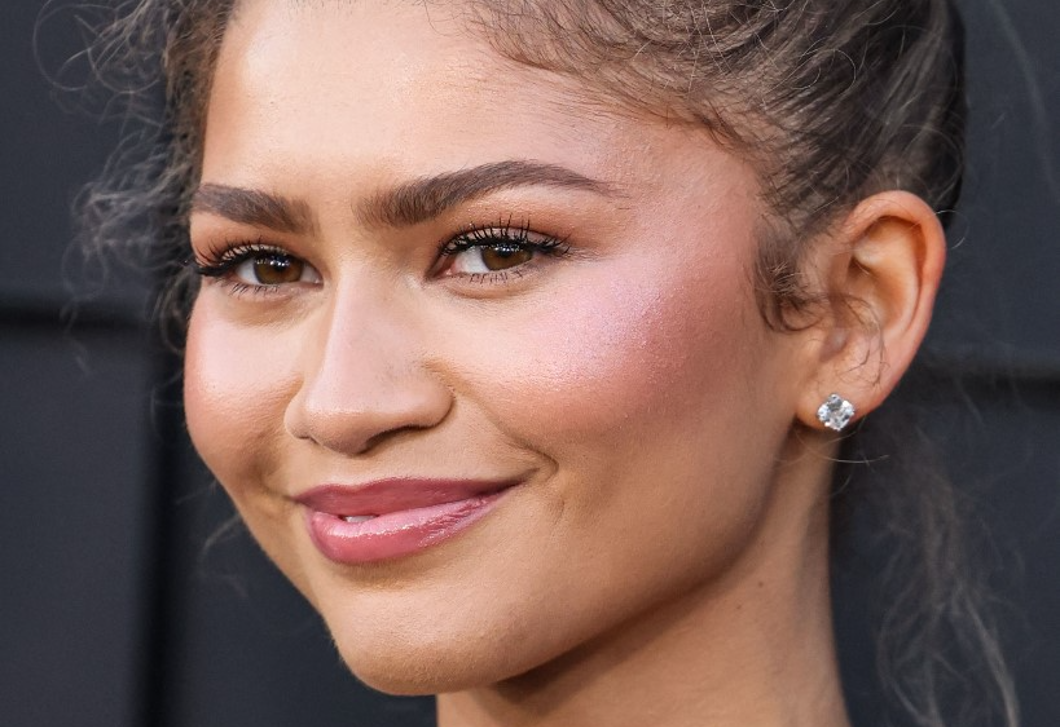 Zendaya meglepő hajjal jelent meg, különleges jelentése van