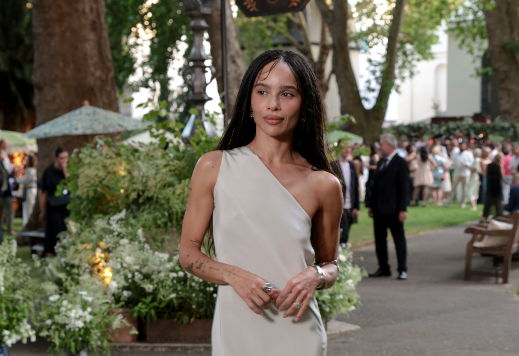 Zoë Kravitz újra divatba hozta a karperecet, ami idén nyáron mindenhol ott lesz