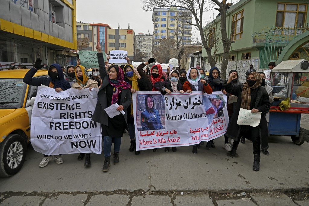 Paprikaspray-vel fújják le Kabulban azokat, akik a nők jogaiért tüntetnek