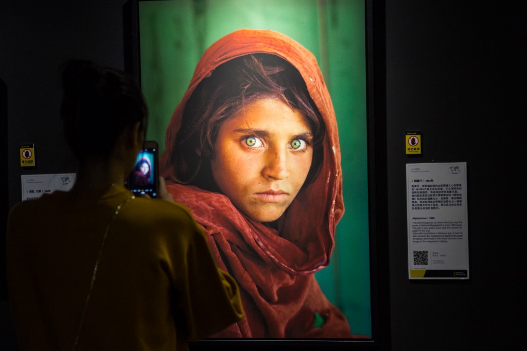 A híres zöld szemű lányt is kimenekítették Afganisztánból