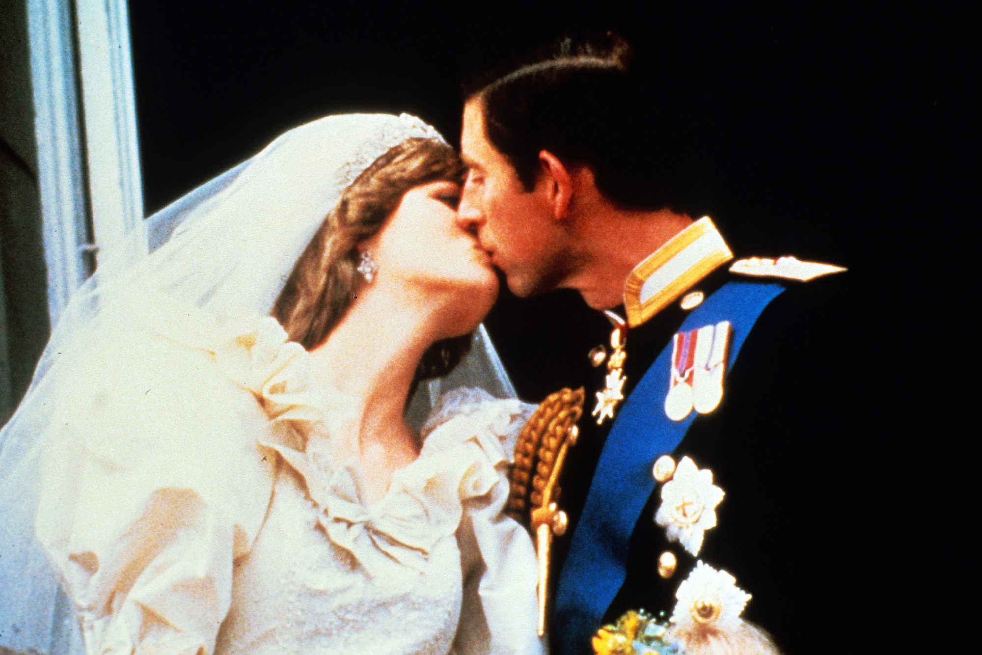 Ritkán látott fotók és videó Diana és Károly esküvőjéről