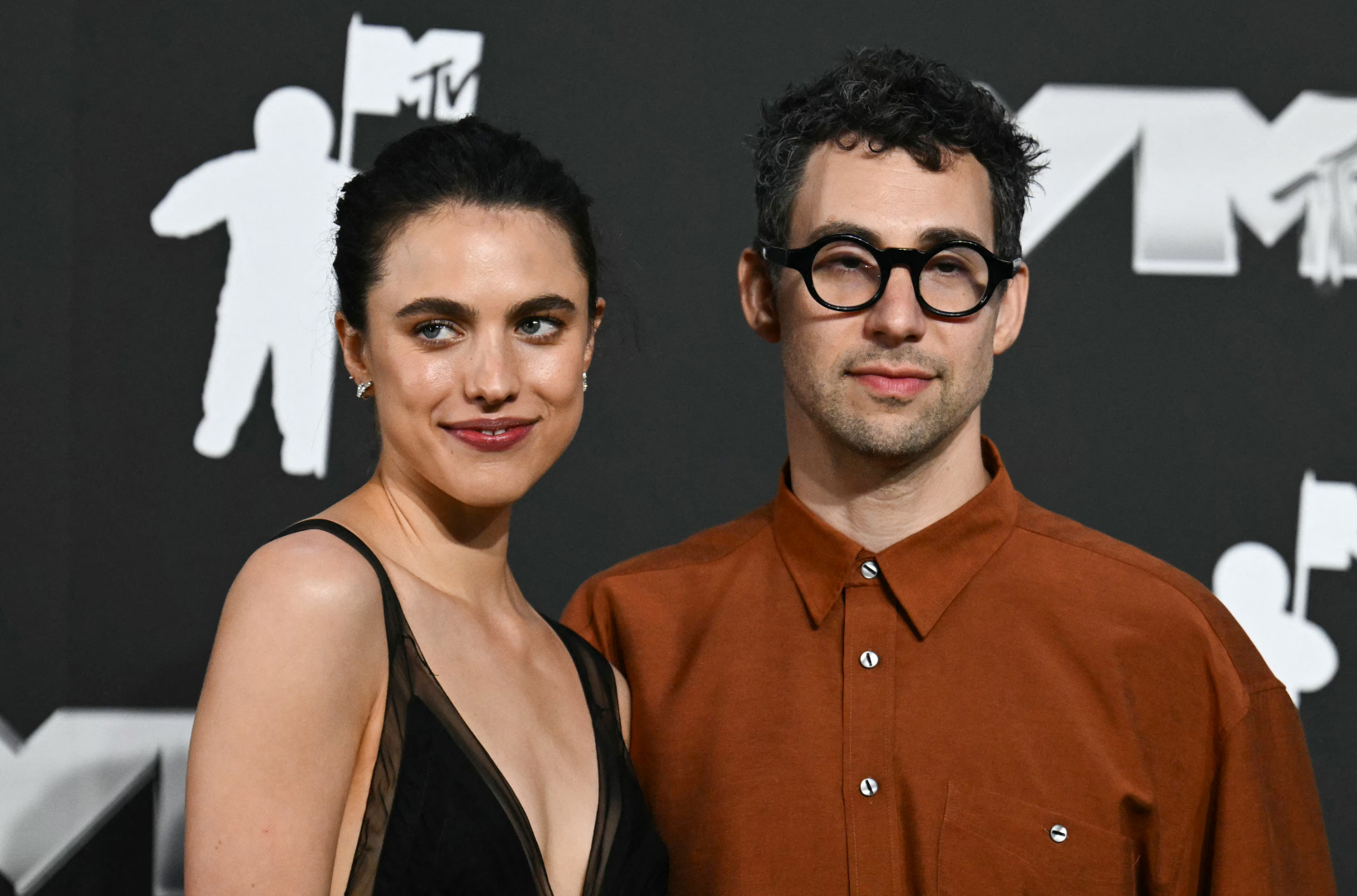 Margaret Qualley és Jack Antonoff