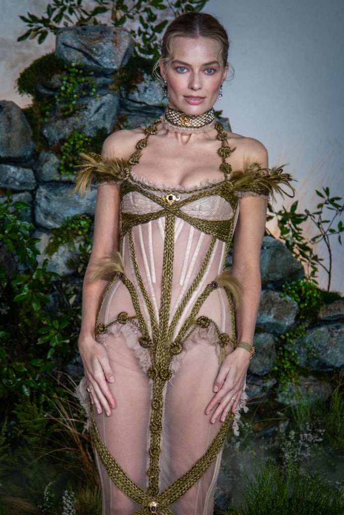 Margot Robbie átlátszó fűzős ruhája