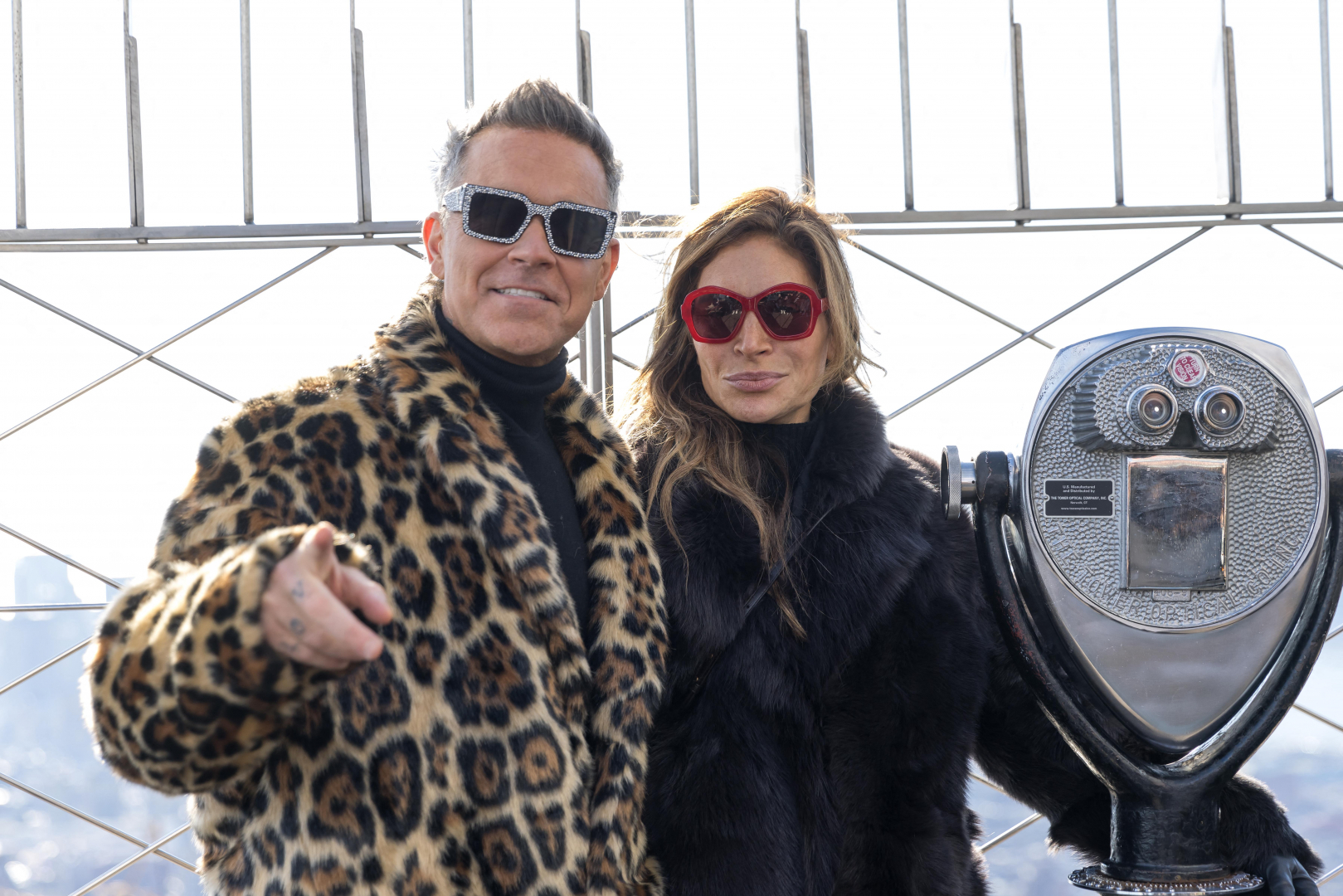 Ayda field és Robbie Willians ocelot mintás kabátban