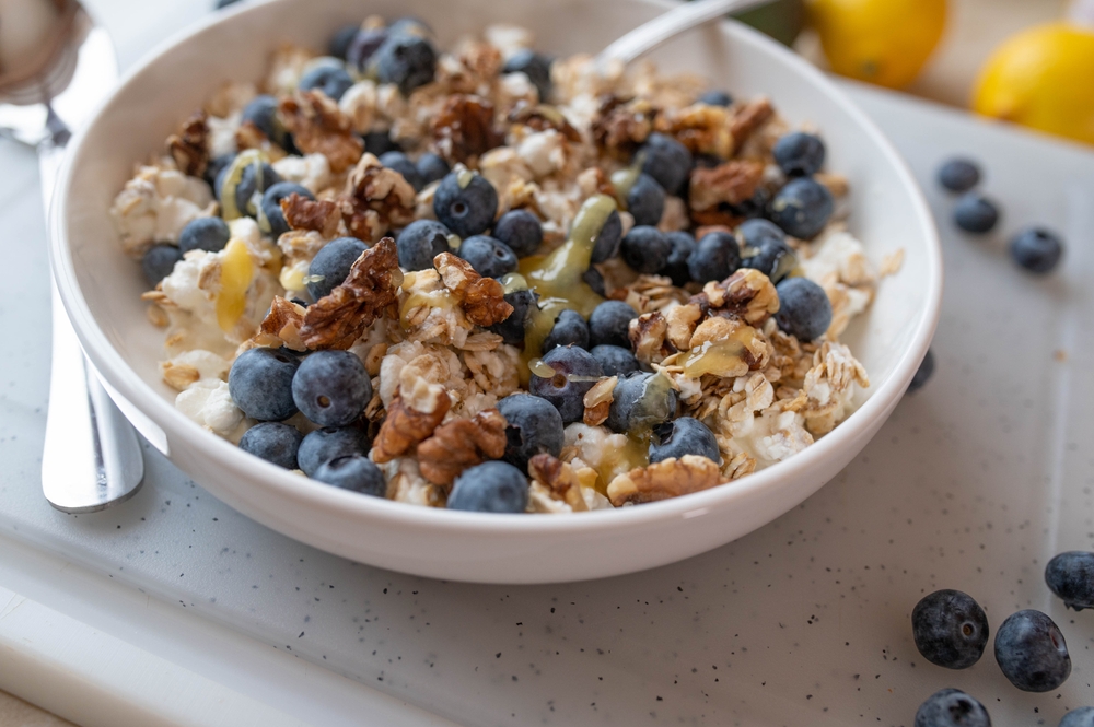 áfonya és müzli egy tálban