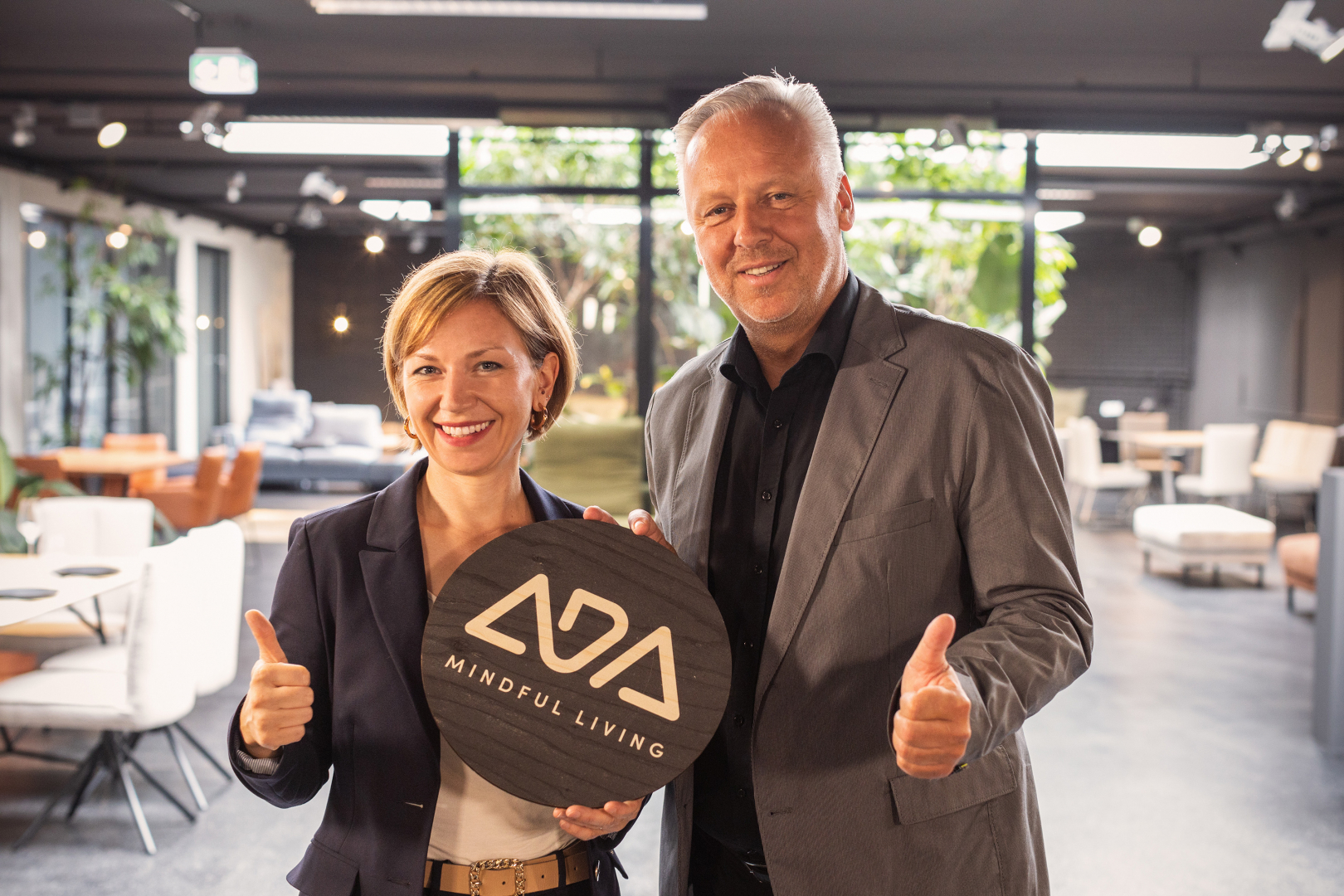 Margot Wisiak CMO és Gerhard Vorraber, az ADA Möbelwerke igazgatótanácsának tagja